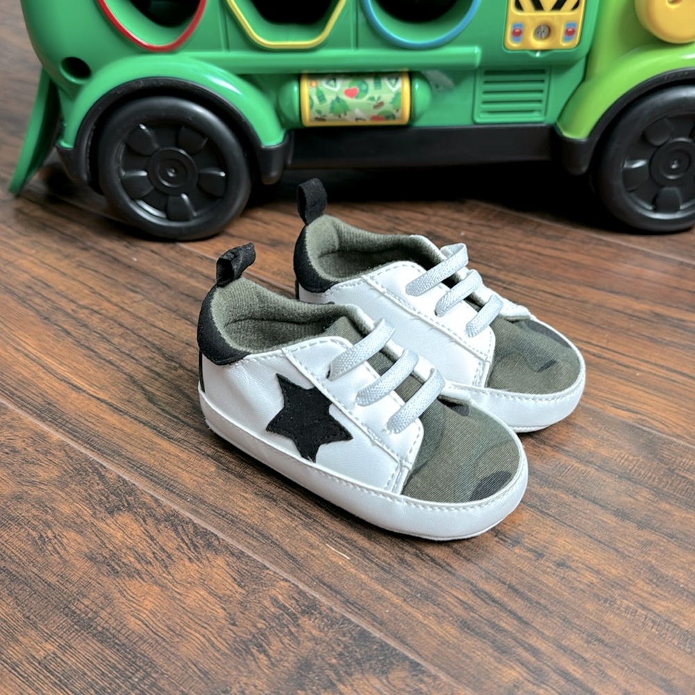 Baby star sneakers 9-12 months